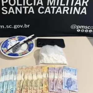 Mulher e homem são presos suspeitos de tráfico de drogas