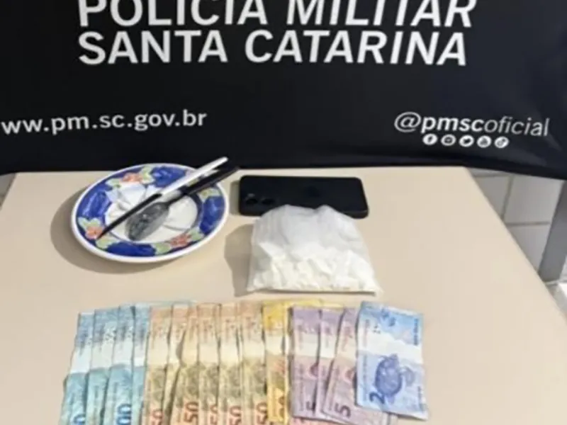 Mulher e homem são presos suspeitos de tráfico de drogas