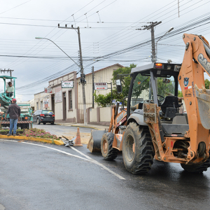 Conserto na rede de água altera trânsito no Centro de Mafra
