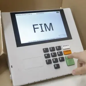 Pode levar o celular para a cabine de votação? Veja o que diz o TSE