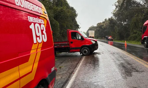 Passageiro é ejetado de caminhão em saída de pista na BR-280