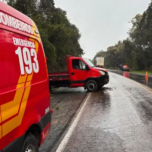 Passageiro é ejetado de caminhão em saída de pista na BR-280