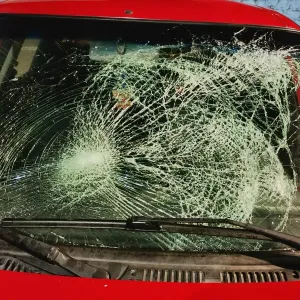 Adolescente fica gravemente ferido em colisão entre bicicleta com motor e carro