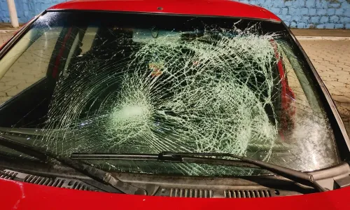 Adolescente fica gravemente ferido em colisão entre bicicleta com motor e carro