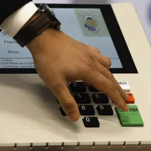 O que acontece se não votar? Veja as consequências e como justificar
