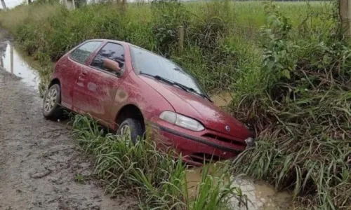 Carro cai em vala e motorista recusa teste do bafômetro
