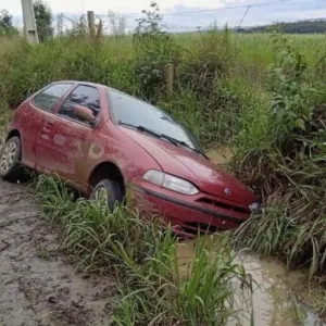 Carro cai em vala e motorista recusa teste do bafômetro