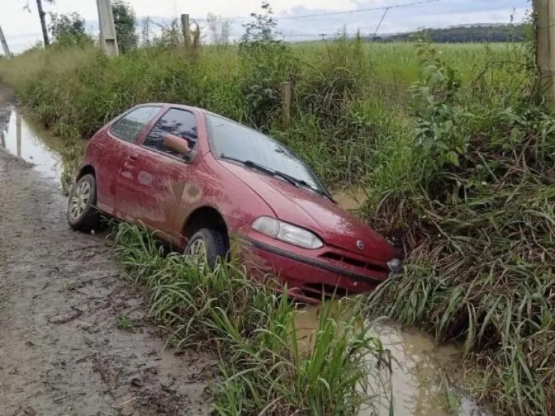 Carro cai em vala e motorista recusa teste do bafômetro