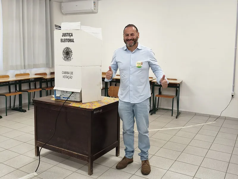 Emerson Maas vota em Mafra e resume participação: “Dever cumprido”