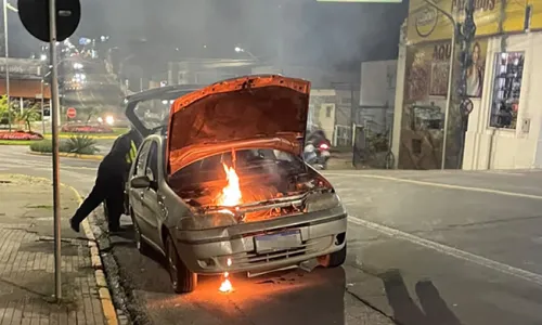 Carro pega fogo e chamas são controladas por populares em Mafra