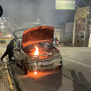Carro pega fogo e chamas são controladas por populares em Mafra