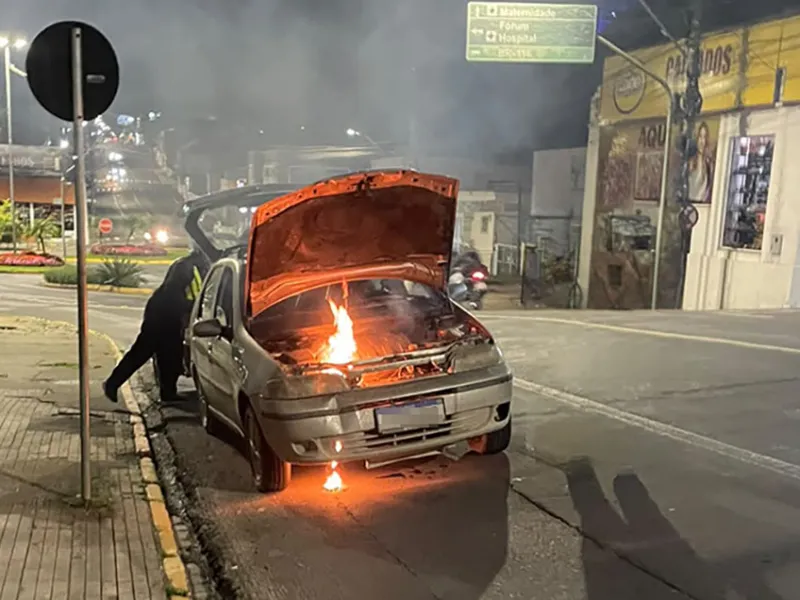 Carro pega fogo e chamas são controladas por populares em Mafra