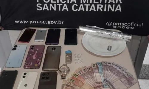 Mulher é presa por suspeita de associação para o tráfico e corrupção de menor