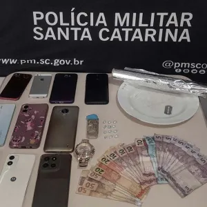 Mulher é presa por suspeita de associação para o tráfico e corrupção de menor