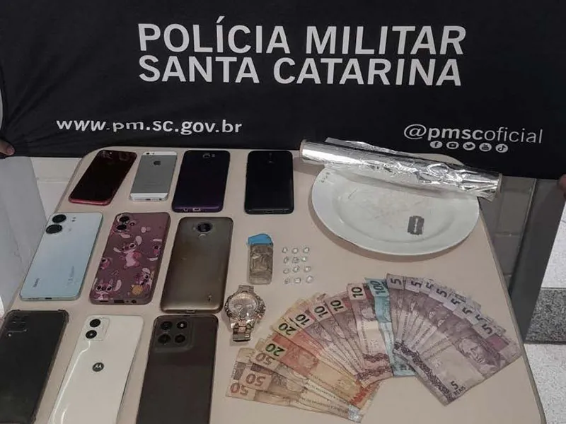 Mulher é presa por suspeita de associação para o tráfico e corrupção de menor