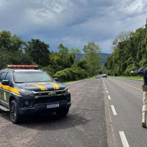 PRF inicia operação do feriado com restrições para veículos de carga em SC; veja horários