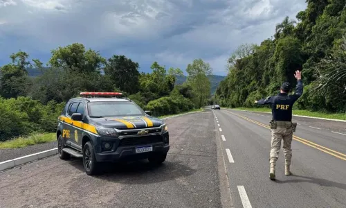 PRF inicia operação do feriado com restrições para veículos de carga em SC; veja horários