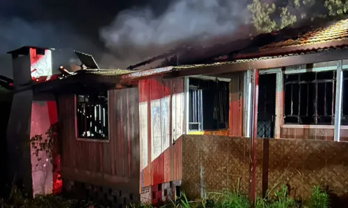Mulher tem mais de 50% do corpo queimado durante incêndio em casa