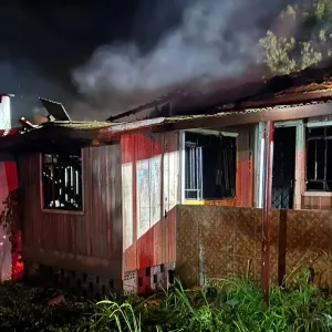 Mulher tem mais de 50% do corpo queimado durante incêndio em casa