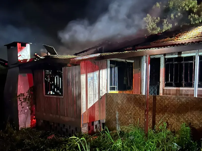 Mulher tem mais de 50% do corpo queimado durante incêndio em casa