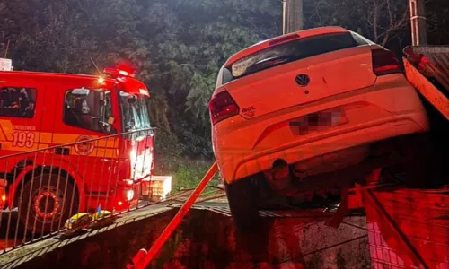 Carro atinge muro na madrugada e motorista fica ferido