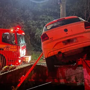 Carro atinge muro na madrugada e motorista fica ferido