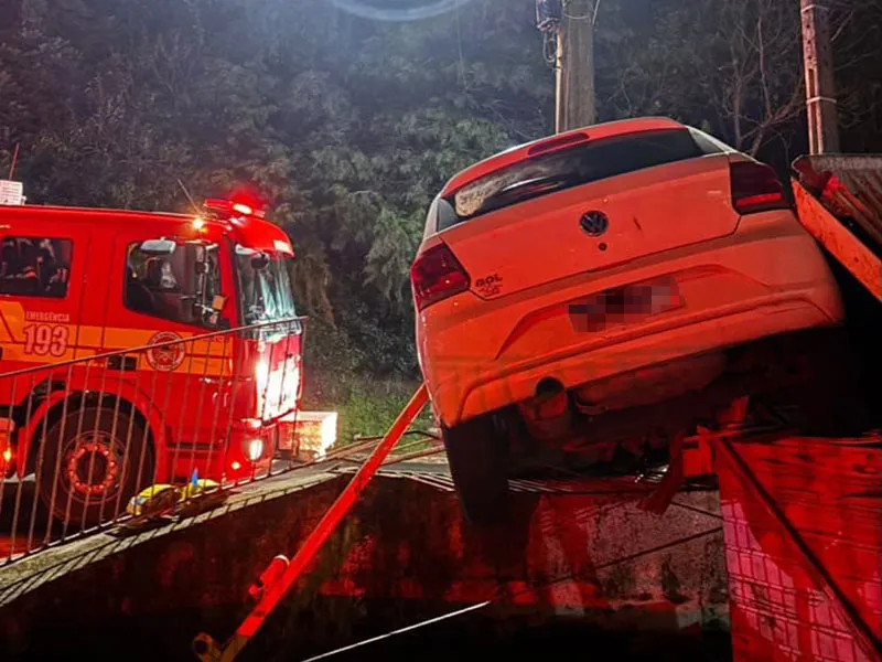 Carro atinge muro na madrugada e motorista fica ferido
