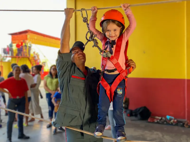Bombeiros de Mafra abrem quartel para crianças com tirolesa e brincadeiras neste sábado