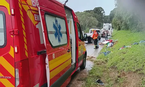 Kombi sai da pista, capota e deixa três pessoas feridas na BR-280