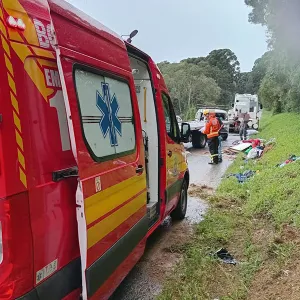 Kombi sai da pista, capota e deixa três pessoas feridas na BR-280