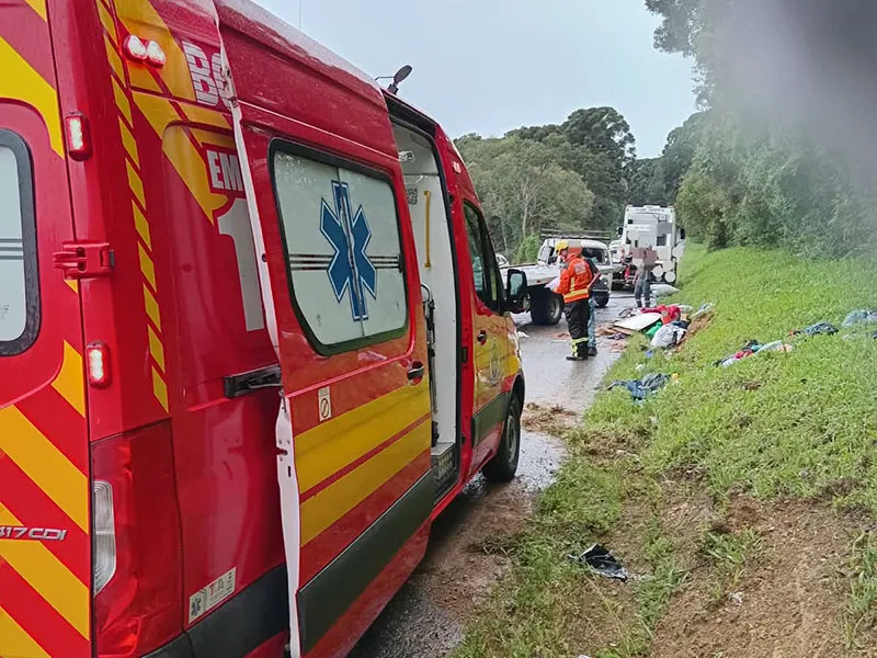 Kombi sai da pista, capota e deixa três pessoas feridas na BR-280