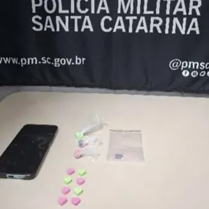 Jovem é preso por suspeita de tráfico de drogas em Mafra