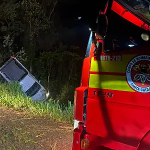 Caminhonete sai da pista e capota na BR-280
