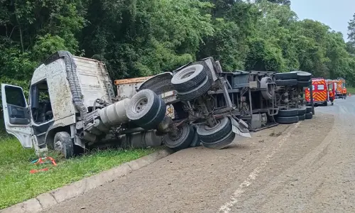 Caminhão tomba na BR-280 e passageira é ejetada do veículo