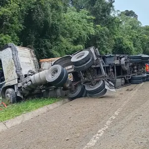 Caminhão tomba na BR-280 e passageira é ejetada do veículo