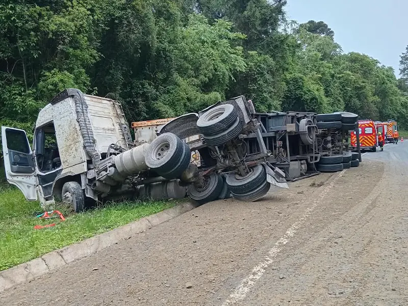 Caminhão tomba na BR-280 e passageira é ejetada do veículo