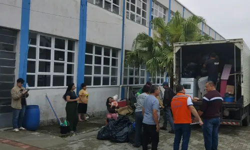 Famílias começam a voltar para casa com recuo do rio Negro