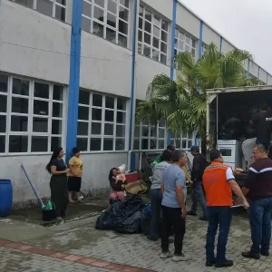 Famílias começam a voltar para casa com recuo do rio Negro
