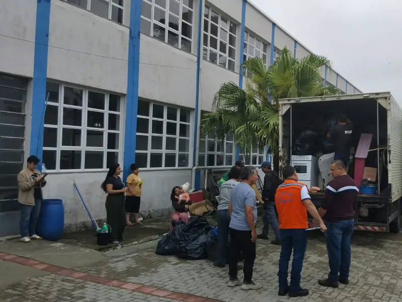 Famílias começam a voltar para casa com recuo do rio Negro