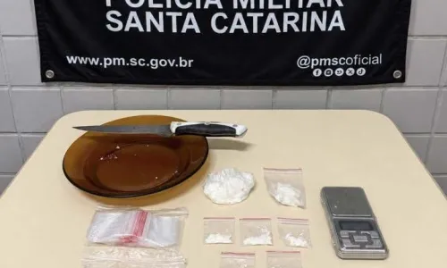Dois homens da mesma família são presos por suspeita de tráfico de drogas