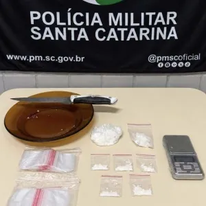 Dois homens da mesma família são presos por suspeita de tráfico de drogas