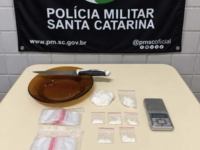Dois homens da mesma família são presos por suspeita de tráfico de drogas