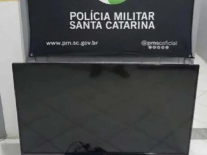 Dois homens são presos por furto de TV em escola