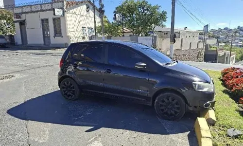 Motorista abandona carro na pista depois de bater em canteiro