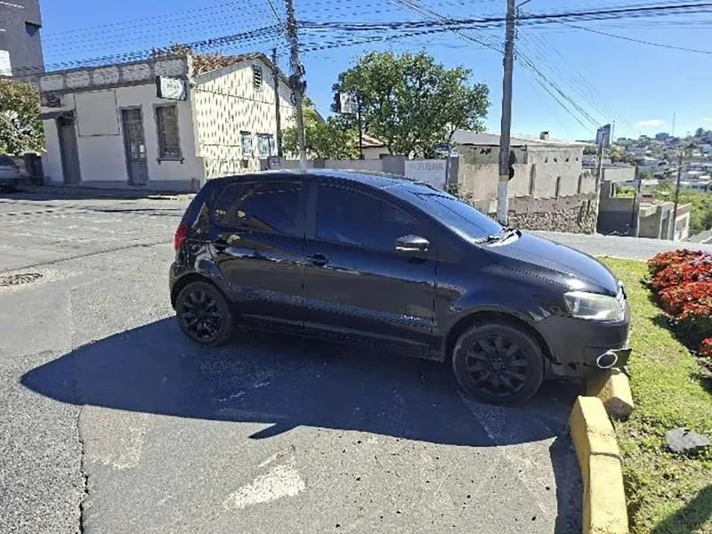 Motorista abandona carro na pista depois de bater em canteiro