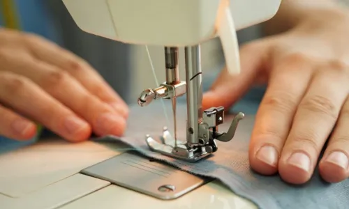 Empresa abre 14 vagas para costureira com experiência em Mafra