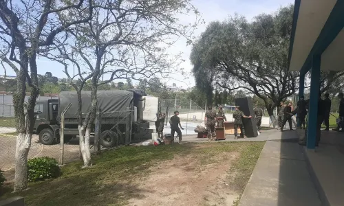 Nível do rio Negro fica abaixo de 5 metros e últimas famílias retornam para casa