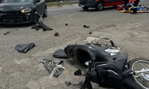 Motociclista fica ferida em colisão frontal com carro na BR-280