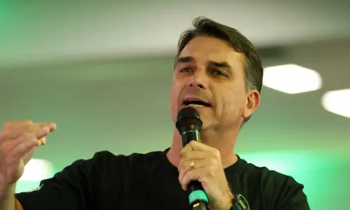 Flávio Bolsonaro vence em Campo do Tenente, primeira cidade da região a concluir apuração