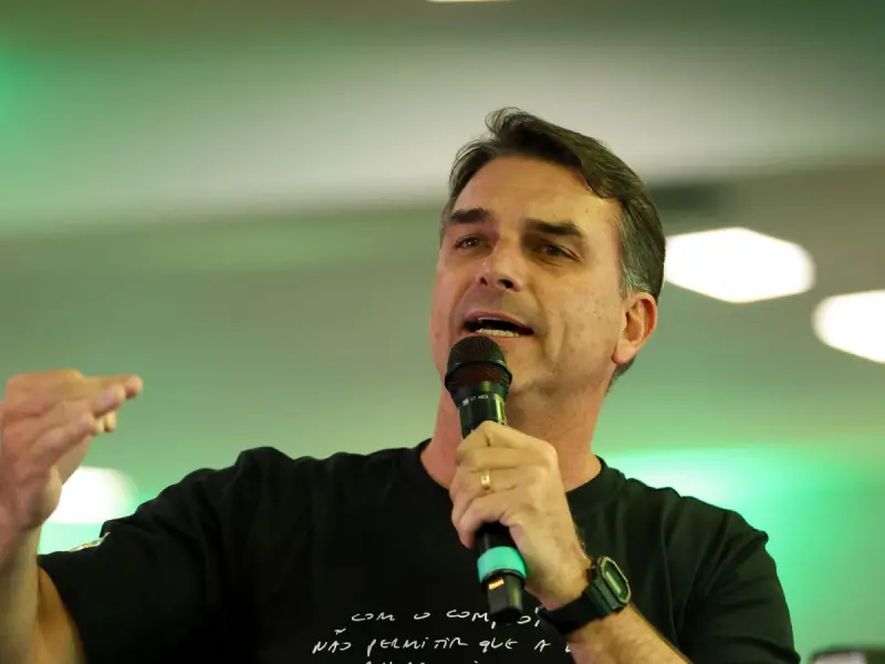 Flávio Bolsonaro vence em Campo do Tenente, primeira cidade da região a concluir apuração